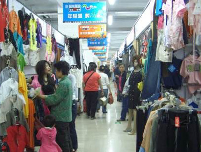 北京双龙华霆服装尾货市场-第1张图片-货源库