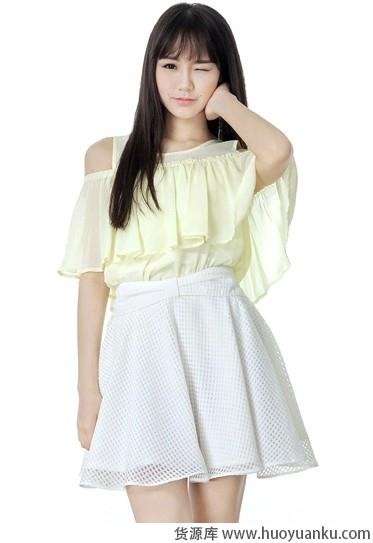 小露香肩又何妨