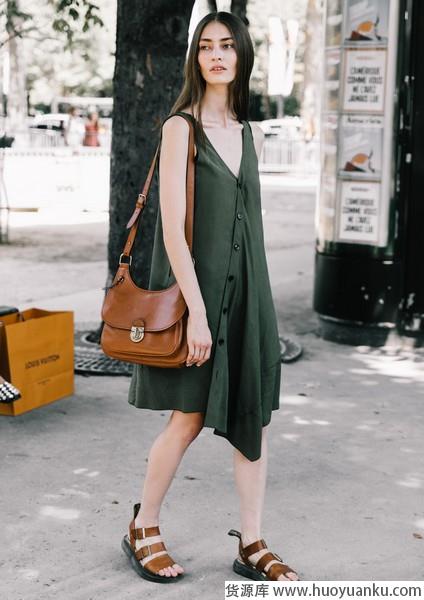 热度不减引力强大,性感吊带时髦开挂-第1张图片-货源库 热度不减引力强大,性感吊带时髦开挂-第1张图片-货源库