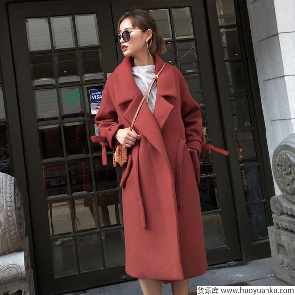 茧型大衣轮廓之外见潇洒-第1张图片-货源库