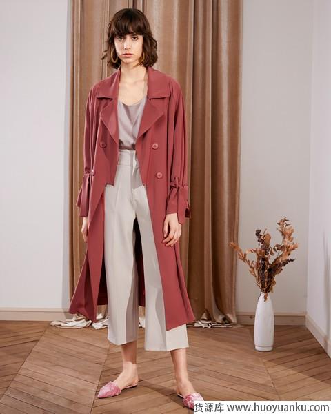 今年风衣抓住关键点,时髦就选大一点-第8张图片-货源库 今年风衣抓住关键点,时髦就选大一点-第8张图片-货源库
