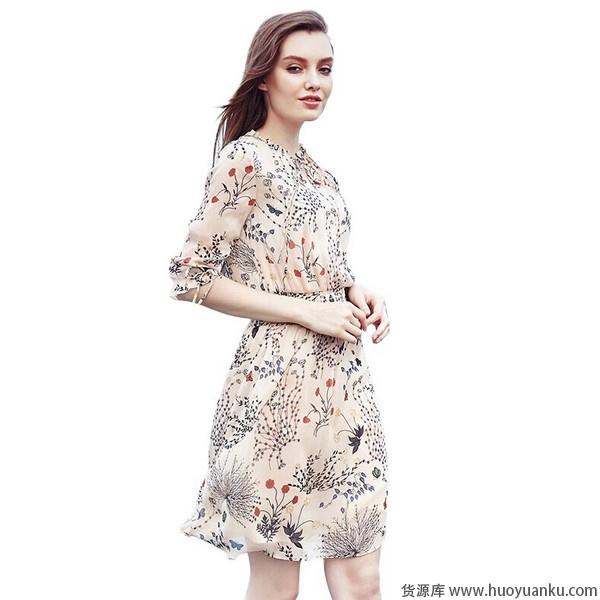 碎花连衣裙给你一个怡然自得小世界-第1张图片-货源库