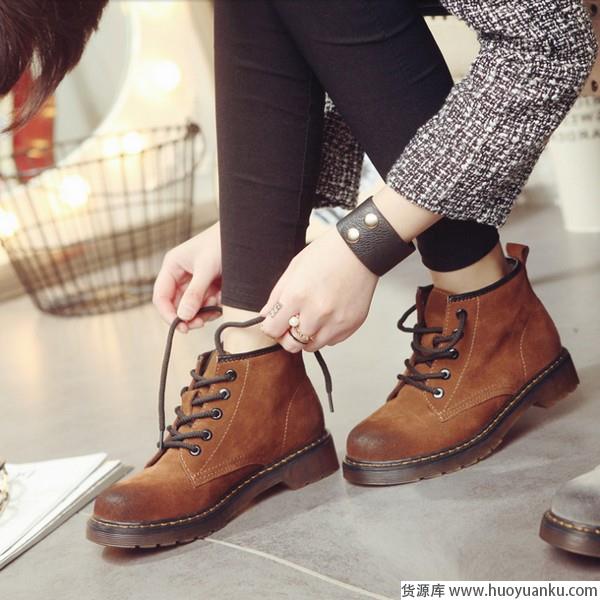 秋冬搭配，怎么能少得了马丁靴-第3张图片-货源库