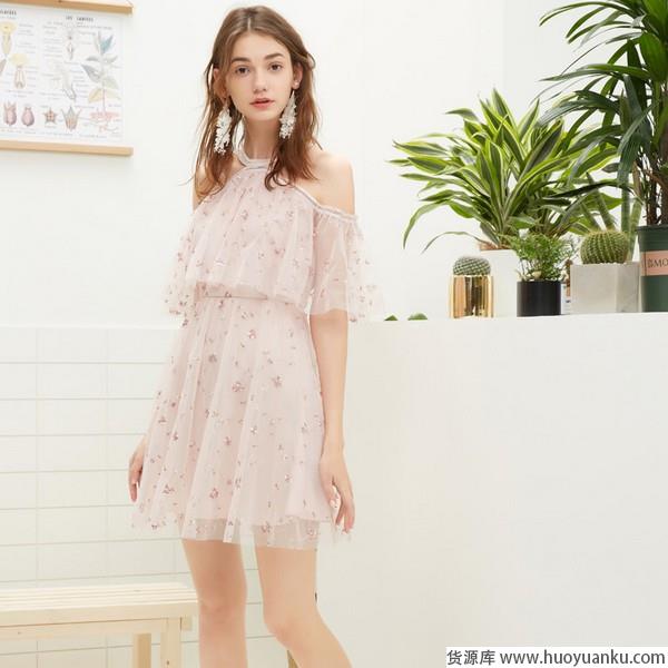 露肩装:放大你的美,只需这一招-第14张图片-货源库 露肩装:放大你的美,只需这一招-第14张图片-货源库