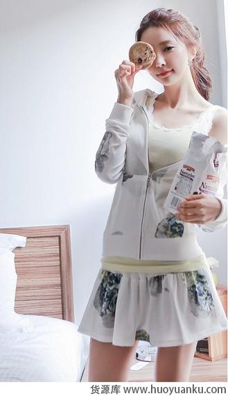 哟哟切克闹美美的衣服来一套-第2张图片-货源库