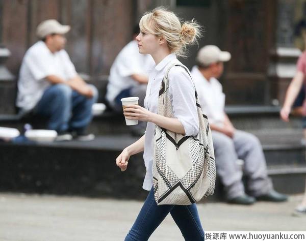 百搭无忧愁，小白衫放大招-第2张图片-货源库