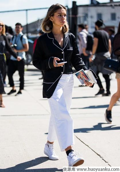 轻松优雅的出色代表，睡衣风衬衫穿对很时髦-第3张图片-货源库