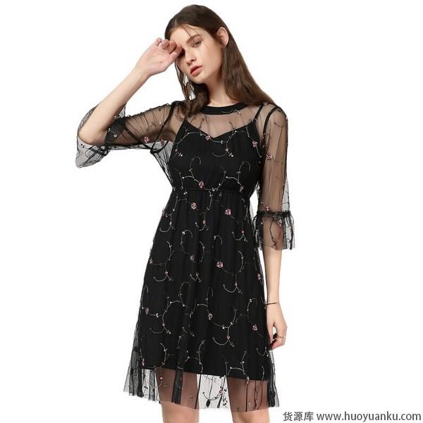 小黑裙诠释赫本式优雅风-第7张图片-货源库