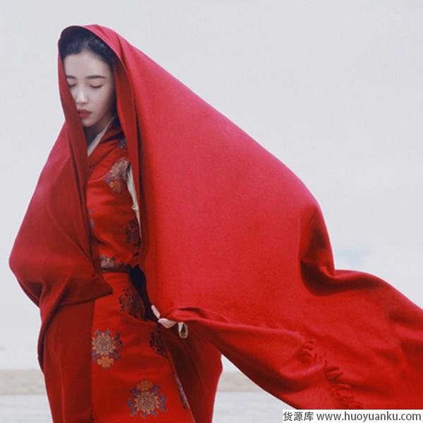 来条围巾，给搭配添点儿色