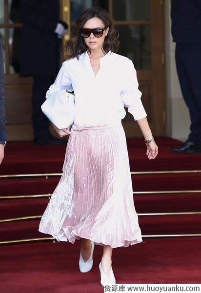 平易近人和富丽堂皇之间还差一道丝绒-第3张图片-货源库