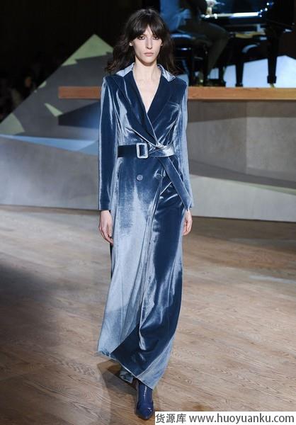 平易近人和富丽堂皇之间还差一道丝绒-第6张图片-货源库