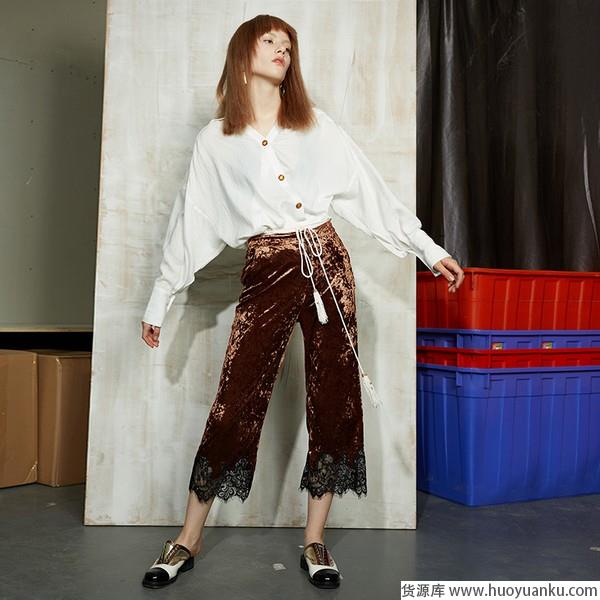 平易近人和富丽堂皇之间还差一道丝绒-第14张图片-货源库