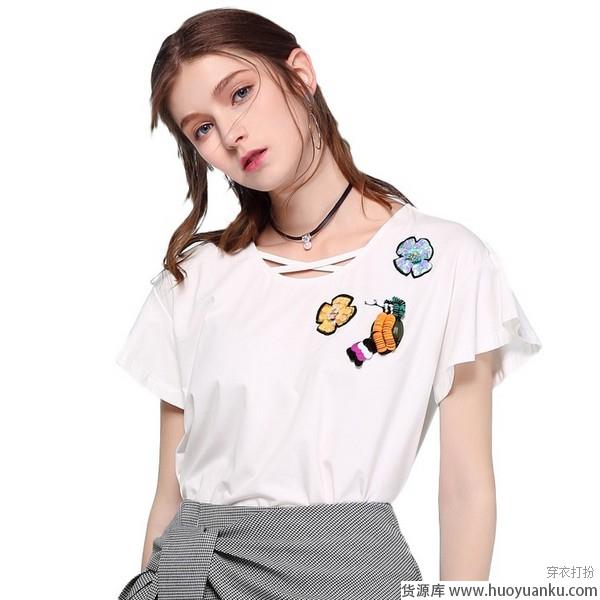 抢占C位，心机衣领T恤毫不费力赢很大-第3张图片-货源库