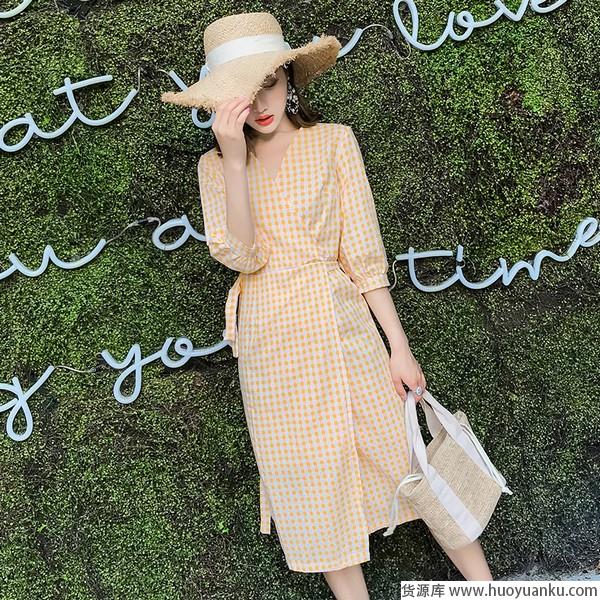 清凉显瘦应对炎夏，各种V领竞相出招-第16张图片-货源库