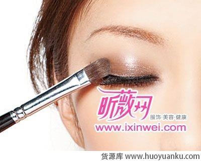教你打造甜蜜可人俏女郎妆容-第2张图片-货源库