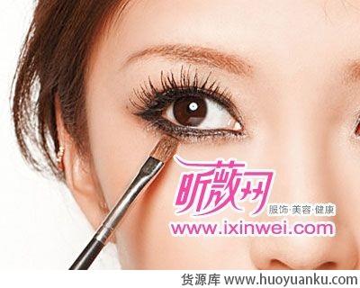 教你打造甜蜜可人俏女郎妆容-第4张图片-货源库