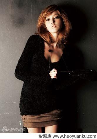 藤井莉娜演绎黑白性感搭配-第2张图片-货源库