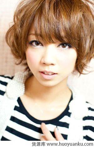 凌乱感微卷发型-第6张图片-货源库