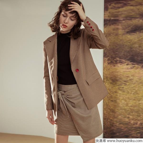 走在秋冬的路上，别忘了怀旧质感格纹装-第13张图片-货源库