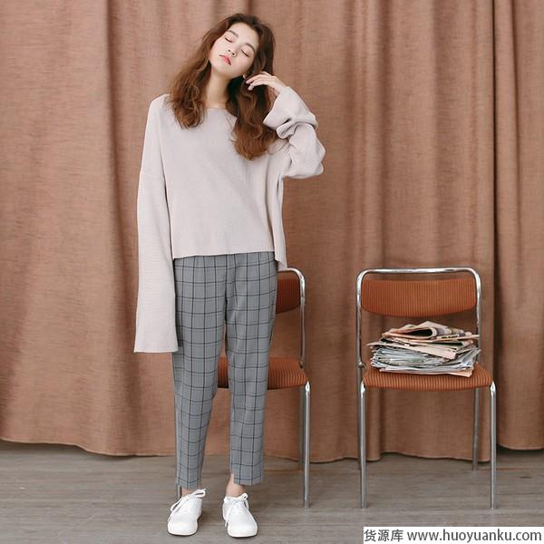 走在秋冬的路上，别忘了怀旧质感格纹装-第17张图片-货源库