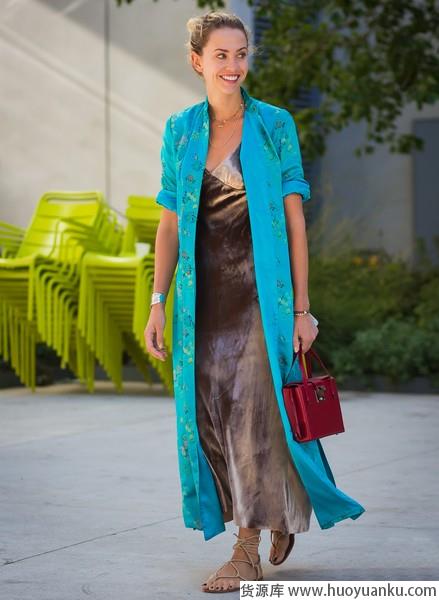 高贵优雅魅力难挡,丝缎衣裙美到发光-第4张图片-货源库 高贵优雅魅力难挡,丝缎衣裙美到发光-第4张图片-货源库