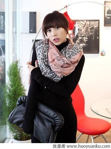 轻薄丝巾打造魅惑女人味-第1张图片-货源库