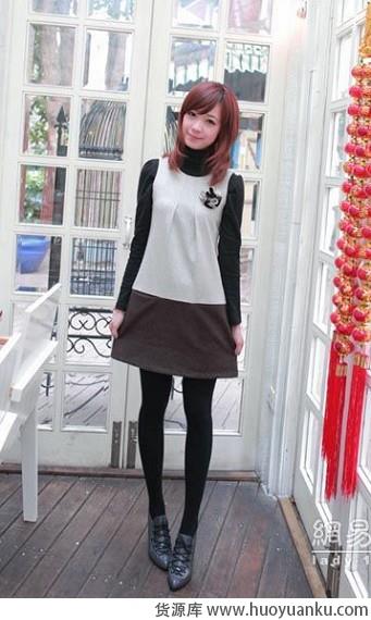 黑色打底衫和无袖连衣裙的搭配-第4张图片-货源库