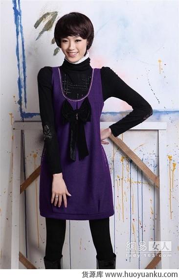 黑色打底衫和无袖连衣裙的搭配-第6张图片-货源库