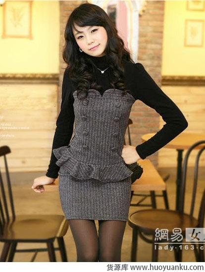 黑色打底衫和无袖连衣裙的搭配-第7张图片-货源库