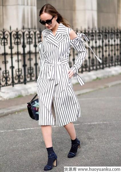 清凉显瘦应对炎夏,各种V领竞相出招-第3张图片-货源库 清凉显瘦应对炎夏,各种V领竞相出招-第3张图片-货源库