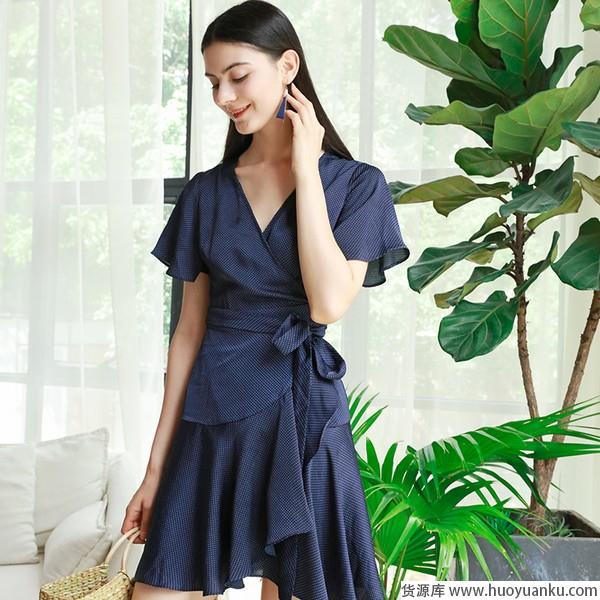 清凉显瘦应对炎夏,各种V领竞相出招-第8张图片-货源库 清凉显瘦应对炎夏,各种V领竞相出招-第8张图片-货源库