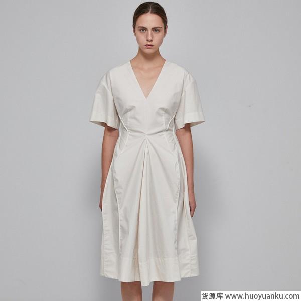 清凉显瘦应对炎夏,各种V领竞相出招-第13张图片-货源库 清凉显瘦应对炎夏,各种V领竞相出招-第13张图片-货源库