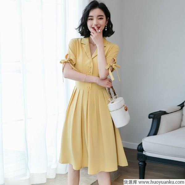 清凉显瘦应对炎夏,各种V领竞相出招-第14张图片-货源库 清凉显瘦应对炎夏,各种V领竞相出招-第14张图片-货源库