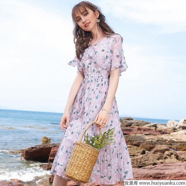 清凉显瘦应对炎夏,各种V领竞相出招-第20张图片-货源库 清凉显瘦应对炎夏,各种V领竞相出招-第20张图片-货源库