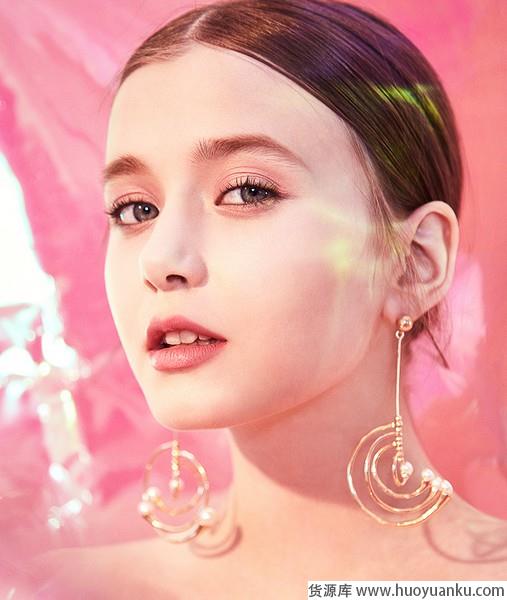 露肩装:放大你的美,只需这一招-第20张图片-货源库 露肩装:放大你的美,只需这一招-第20张图片-货源库