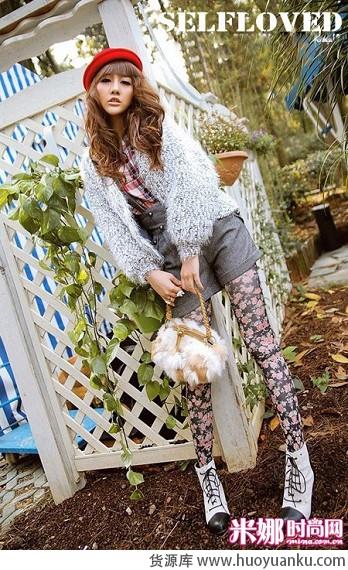 打底裤和靴子的北欧风情搭配-第4张图片-货源库