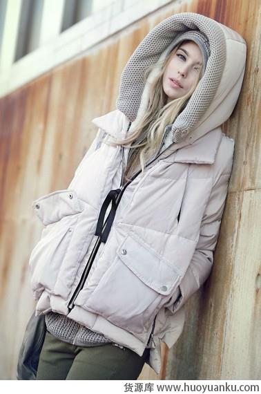 简易搭配之短款羽绒服-第1张图片-货源库 简易搭配之短款羽绒服-第1张图片-货源库
