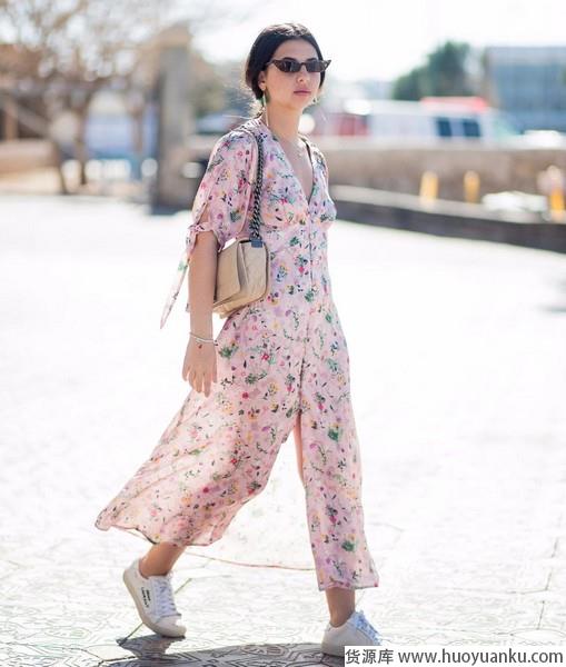 清凉显瘦应对炎夏，各种V领竞相出招-第4张图片-货源库