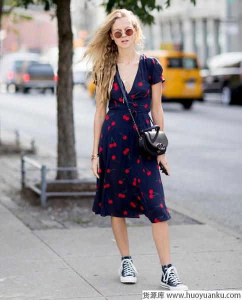 清凉显瘦应对炎夏，各种V领竞相出招-第5张图片-货源库