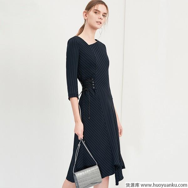 清凉显瘦应对炎夏，各种V领竞相出招-第11张图片-货源库