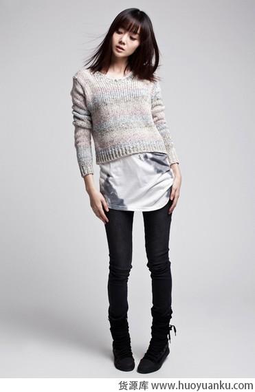 短款毛衣俏丽上身-第8张图片-货源库