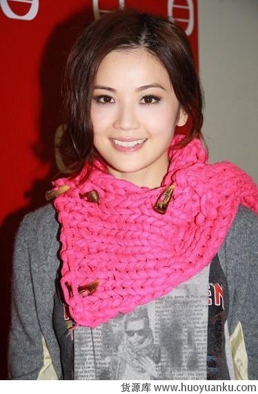 看看众女星如何围巾扮靓-第1张图片-货源库 看看众女星如何围巾扮靓-第1张图片-货源库