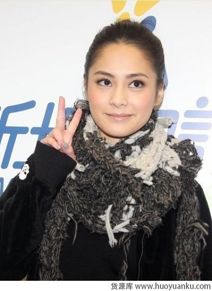 看看众女星如何围巾扮靓-第2张图片-货源库 看看众女星如何围巾扮靓-第2张图片-货源库