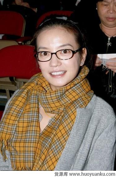 看看众女星如何围巾扮靓-第3张图片-货源库 看看众女星如何围巾扮靓-第3张图片-货源库